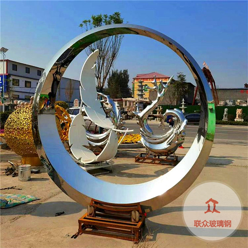 景觀雕塑廠家分享不銹鋼雕塑的優(yōu)勢特點